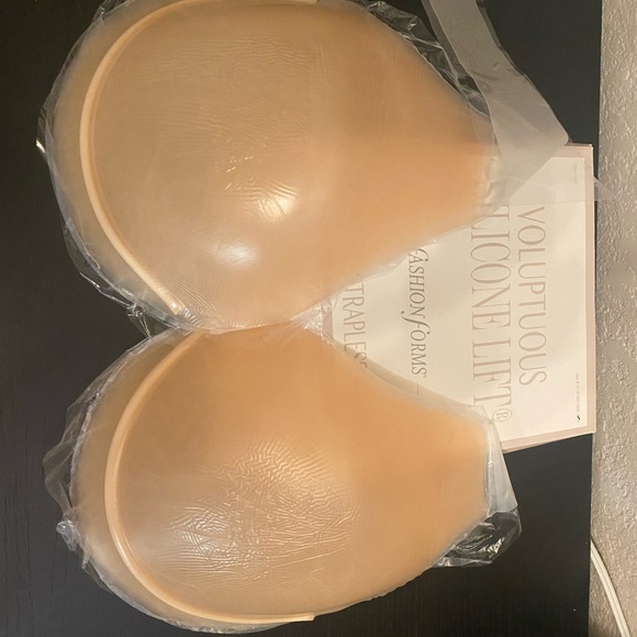 Voluptuous Silicone Lift Adhesive Bra - Picture 3 of 8